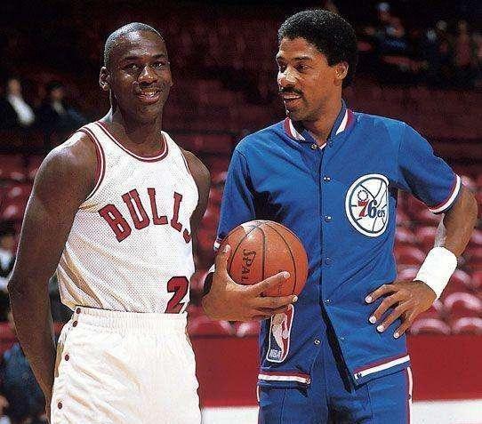 适地坐在沙 适地坐在沙